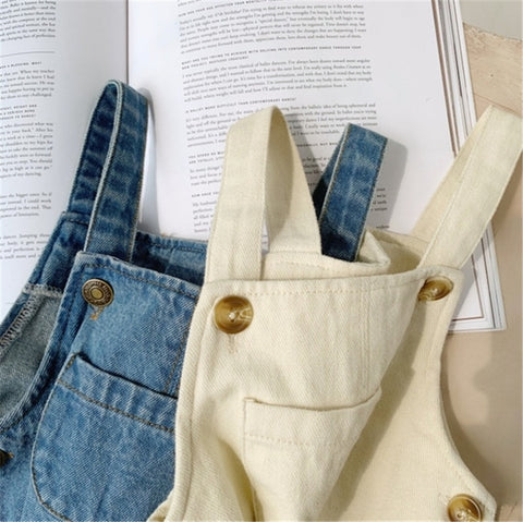 poche avant de la salopette en jean pour bébé